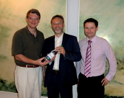 Bild: Stadtbürgermeister Wollenweber, Bürgermeister Wagenführer und Werkdirektor Paul mit einer Flasche TRIWA (v.l.n.r.)