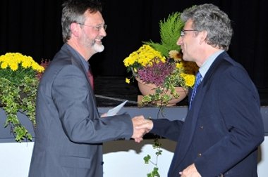 Bild: Bürgermeister Wagenführer gratuliert 1. Vors. Klevenhaus