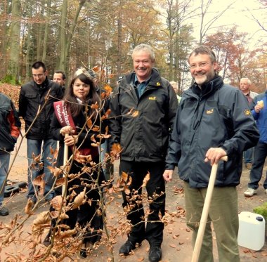 Bild: Bürgermeister Wagenführer, Ortsbürgermeister Schwarzmann und Kastanienprinzessin beim Pflanzen der drei Buchen