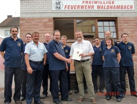 Bild: Bürgermeister Wagenführer und Feuerwehrkameraden gratulieren Werner Mandery zum Silbernen Feuerwehrehrenzeichen