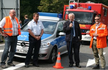 Bild: Kreisbeigeordneter Geißer, Wehrleiter Michel, KFI Götz, Bürgermeister Wagenführer (v.l.n.r.)