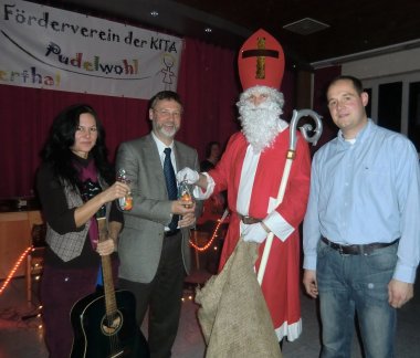 Kita-Leiterin Jenny Kempf, Bürgermeister Kurt Wagenführer, Nikolaus, Vereinsvors. Niels Zimmermann