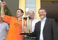 Bild: Turniersieger VTG Queichhambach erhält Wanderpokal