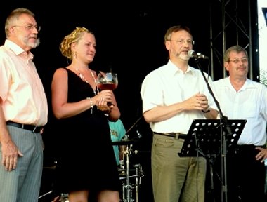 Bild: Ortsbeigeordneter Kopp, Pfälzische Weinprinzessin Anne-Christin, Bürgermeister Wagenführer, Ortsbürgermeister Spieß (v.l.n.r.)