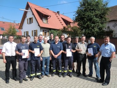 Bild: Beförderte und geehrte Feuerwehrkameraden