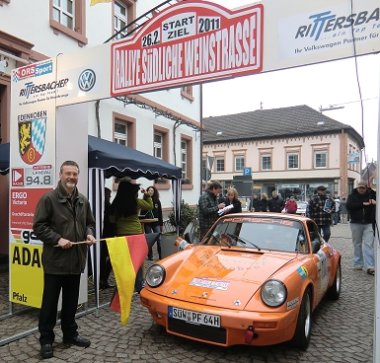 Bild: Bürgermeister Wagenführer startet die 29. Rallye Südl. Weinstr.