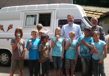 Bild: Bürgermeister Wagenführer und Hermann Krieg mit Kindern beim Eiswagen