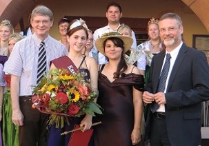 Bild: Madlen I. und Hannah I. mit den Bürgermeistern der Verbandsgemeinde und der Stadt Annweiler