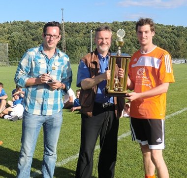 Bild: Übergabe des Wanderpokals an Spielführer Stephan Schächter, VTG Queichhambach