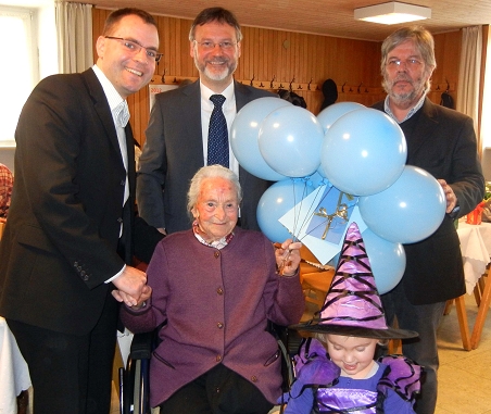 Bild: Jubilarin Agnes Mootz mit Gratulanten