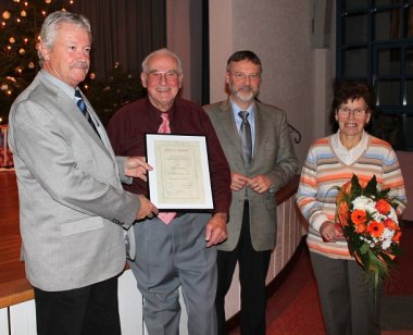 Bild: Auch Bürgermeister Kurt Wagenführer und Anna Engel gratulieren dem Ehrenvorsitzenden.