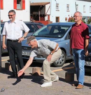 Bild: Bürgermeister Wagenführer, Ortsbürgermeister Hertel, Wehrführer Matz eröffnen Bouleplatz (v.l.n.r.).