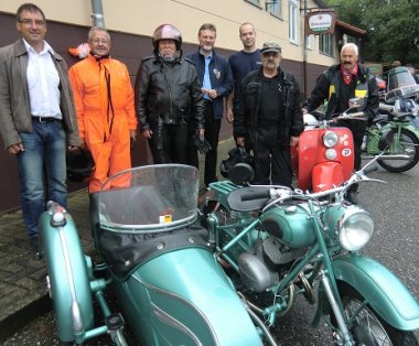 Bild: Bürgermeister Wagenführer und Wehrführer Conrad mit Teilnehmer der Oldtimer-Tour