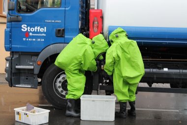 Bild: Feuerwehrkameraden mit Chemiekalienschutzanzug sichern auslaufenden Gefahrstoff.