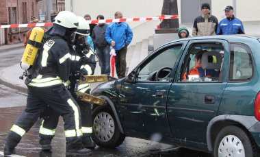 Bild: Ihr umfangreiches Können konnte die Freiwillige Feuerwehr Annweiler bei der Jahresabschlussübung 2012 unter Beweis stellen.