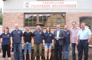 Bild: Bürgermeister VG Annweiler mit Feuerwehr-Team