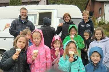 Bild: Grundschüler beim Eiswagen