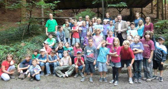 Bild: 43 Kinder mit Bürgermeister Wagenführer, Jugendpfleger Bastian und Betreuern