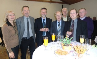 Bild: Bürgermeister Wagenführer und Ortsbürgermeister Nöthen mit Gästen