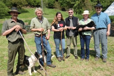 Bild: Bürgermeister, Ortsbürgermeister, Hobbyschafzüchter und Tierärztin