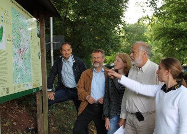 Bild: Verantwortliche begutachten neue Portaltafel