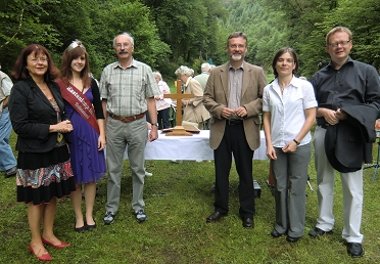 Bild: Ortsbürgermeister Hertel mit Ehrengästen