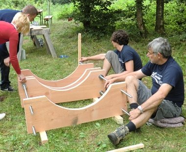 Bild: Uni Landau beim Bau der "Waldmöbel"