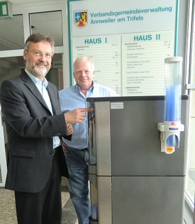Bild: Bürgermeister und Personalrat testen Wasserspender