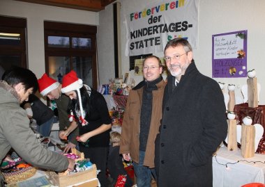 Bild: Bürgermeister Kurt Wagenführer und Ortsbürgermeister Peter Nöthen vor dem Stand des Kita-Fördervereins Silz.