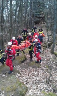 Bild: Verletzter wird mit einer Spezialtrage der Höhenrettungsgruppe zum Rettungshubschrauber gebracht.