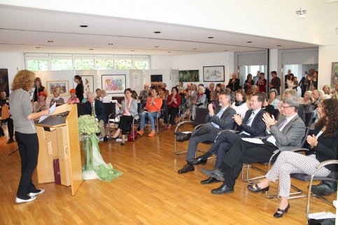 Bild: Viele kunstinteressierte Gäste verfolgen die Laudatio zur 11. Vernissage der Kunstmeile.