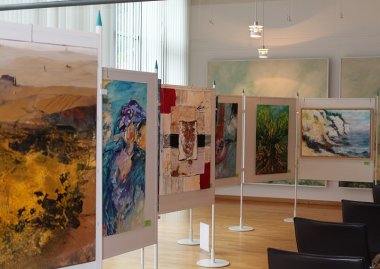Bild: Der VG-Ratssaal präsentiert eine Gemeinschaftsausstellung vieler Kunstwerke.