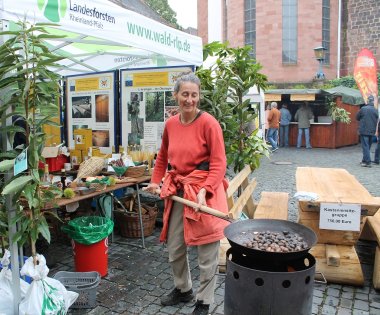 Bild: Röstung der Maronen über offenem Feuer.