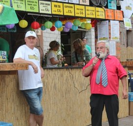 Bild: Ortsbürgermeister Dr. Conrad beim Stand "Rock For Rio-Kinderhilfsverein und Tennisclub".