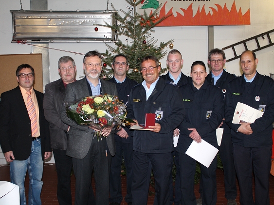 Bild: Vertreter der VG Annweiler, der Wehrführung und der OG Albersweiler gratulieren den geehrten Feuerwehrkameraden.