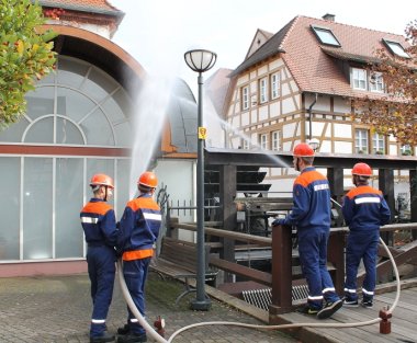 Bild: Löschangriff auf das Pumpenhaus der Stadtmühle.