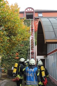 Bild: Zur Personenrettung wird die Schiebeleiter in Position gebracht.