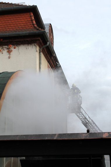 Bild: Der Hochdrucklüfter befreit das Pumpenhaus vom starken Qualm.