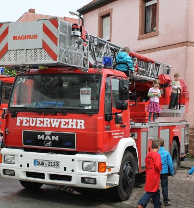 Bild: Die Kleinsten erkunden die Feuerwehrautos.