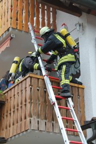 Bild: Die Personenrettung über das Balkongeländer kann beginnen.