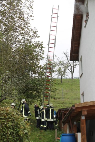 Bild: Die Schiebeleiter wird aufgestellt.