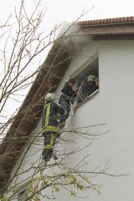 Bild: Die Personen im DG werden über die Schiebeleiter gerettet.