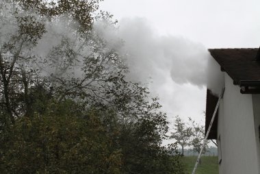 Bild: Der Entlüfter drückt den Qualm aus dem Dachgeschoss.