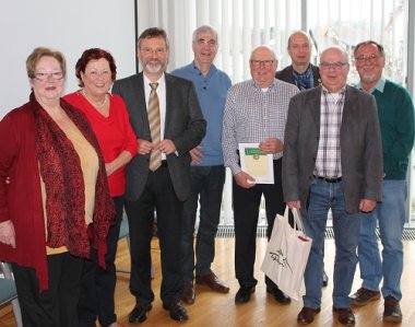 Bild: Bürgermeister Wagenführer und Beigeordneter Dentzer mit den geehrten Niederländern.
