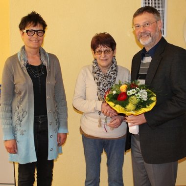 Bild: Bürgermeister Wagenführer und Schulleiterin Kaulartz gratulierten Beate Pfalzer zum Dienstjubiläum.