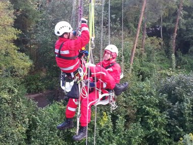 Bild: Höhenretter aus Straßburg und Wernersberg üben die Personenrettung am "Lighthouse Tower".