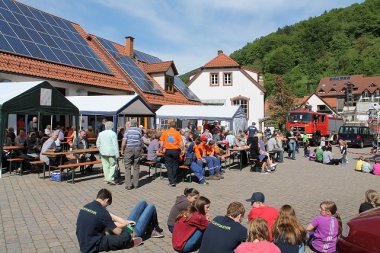 Bild: Großer Trubel rund ums Feuerwehrhaus Ramberg.