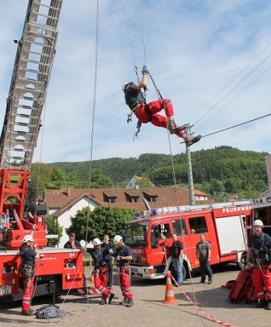 Bild: Das Aufsteigen im Seil wird demonstriert.