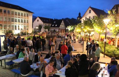 Bild: Großer Andrang herrschte am Abend auf dem Festplatz vor dem VG-Rathaus.