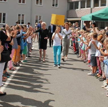 Bild: Zum Abschied stehen die Schülerinnen und Schüler Spalier.